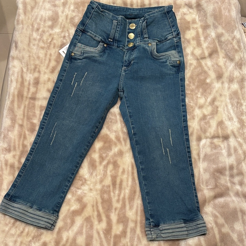 Chic Buttoned Cropped Jeans in Blue